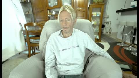 Snapshot of 00jeff31 chatting on 01.08.25 jeff online show from 01.08.25