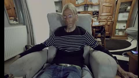 Snapshot of 00jeff31 chatting on 10.03.25 jeff online show from 10.03.25