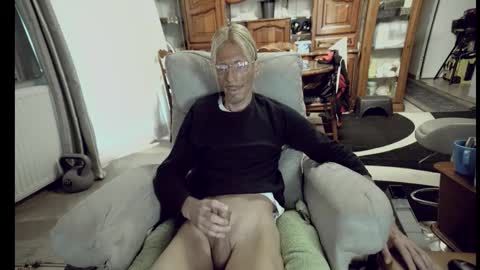 Snapshot of 00jeff31 chatting on 10.09.25 jeff online show from 10.09.25