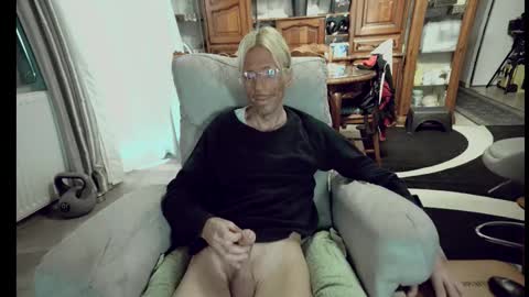 Snapshot of 00jeff31 chatting on 10.11.25 jeff online show from 10.11.25