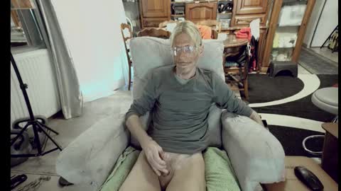 Snapshot of 00jeff31 chatting on 10.16.25 jeff online show from 10.16.25