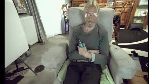 Snapshot of 00jeff31 chatting on 10.27.25 jeff online show from 10.27.25