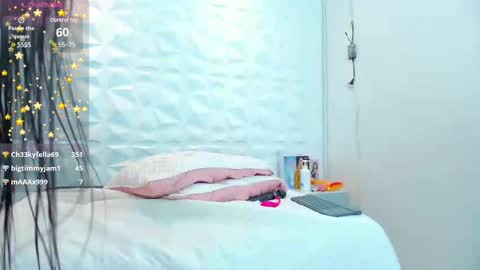 Snapshot of 01nahomi chatting on 02.15.25 Nahomi online show from 02.15.25