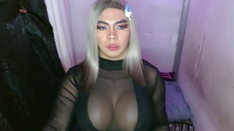 Snapshot of 11inchsinglecious chatting on 02.17.25 HUGECOCK online show from 02.17.25