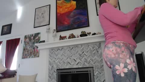 Aurora Willows online show from 01.15.25