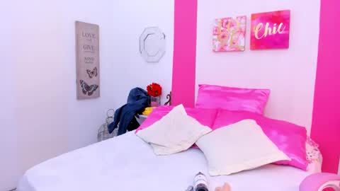 Snapshot of 15_scarlette chatting on 12.21.24 Scarlette online show from 12.21.24