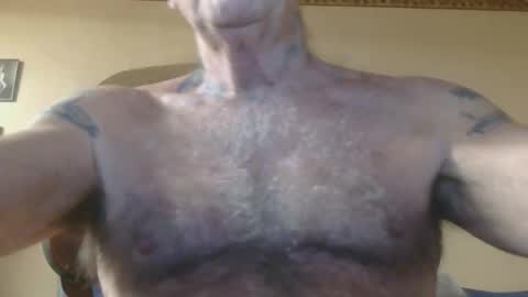 Snapshot of 1pizza_6beers___ chatting on 11.04.25 Pizza online show from 11.04.25