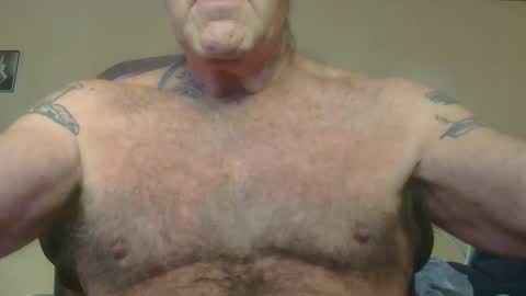 Snapshot of 1pizza_6beers___ chatting on 11.06.25 Pizza online show from 11.06.25