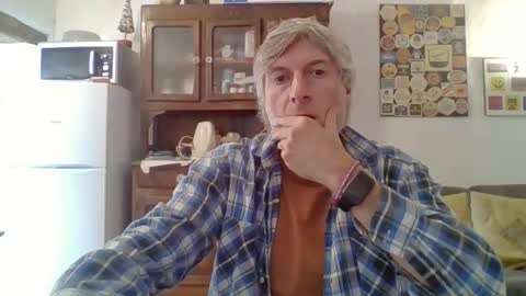 Snapshot of 22esserre chatting on 10.17.25 22esserre online show from 10.17.25