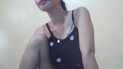 Snapshot of 2pinaybeauty chatting on 11.10.25 2pinaybeauty online show from 11.10.25