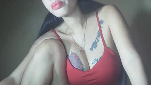Snapshot of 2pinaybeauty chatting on 11.10.25 2pinaybeauty online show from 11.10.25