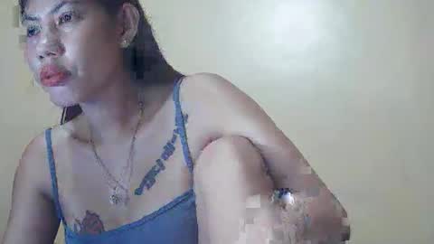 Snapshot of 2pinaybeauty chatting on 11.16.25 2pinaybeauty online show from 11.16.25