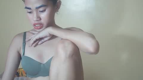 Snapshot of 2pinaybeauty chatting on 11.21.25 2pinaybeauty online show from 11.21.25