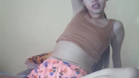 Snapshot of 2pinaybeauty chatting on 11.22.25 2pinaybeauty online show from 11.22.25