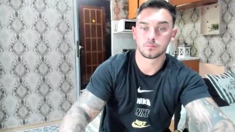 Snapshot of 2sexymuscles chatting on 09.18.25 2sexymuscles online show from 09.18.25