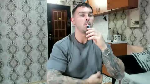 Snapshot of 2sexymuscles chatting on 09.19.25 2sexymuscles online show from 09.19.25