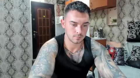 Snapshot of 2sexymuscles chatting on 10.09.25 2sexymuscles online show from 10.09.25