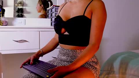 independent model online show from 02.11.25