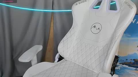 Snapshot of 4ever_dude chatting on 11.05.25 Andrew online show from 11.05.25