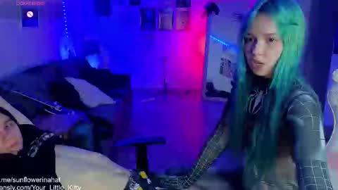 Snapshot of 819sunflowerinahat2016 chatting on 03.10.25 Cornelia and Dante online show from 03.10.25