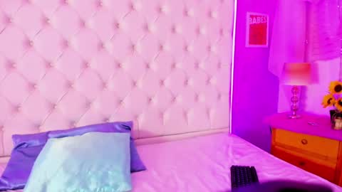 Abril  online show from 01.09.25