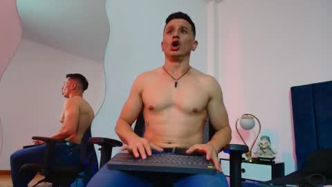 Snapshot of _andrewfalcon2 chatting on 10.06.25 _andrewfalcon2 online show from 10.06.25