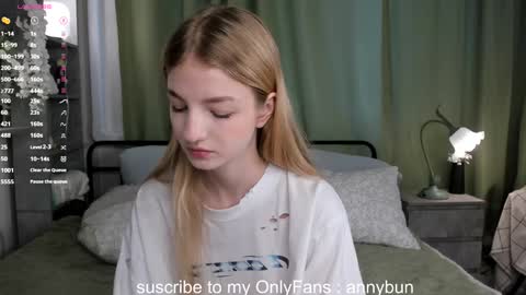 Snapshot of _annybunny_ chatting on 10.22.25 Nabif online show from 10.22.25