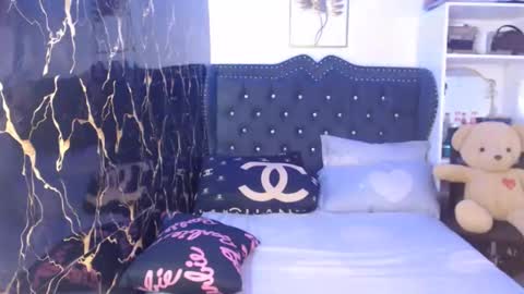 Snapshot of _arah chatting on 09.19.25 arah online show from 09.19.25