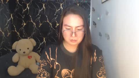 Snapshot of _arah chatting on 10.31.25 arah online show from 10.31.25