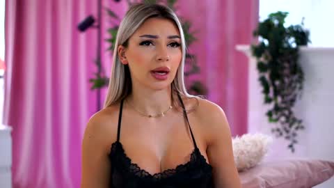 Snapshot of _arielle chatting on 12.23.24 Arielle online show from 12.23.24