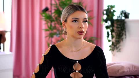 Snapshot of _arielle chatting on 01.09.25 Arielle online show from 01.09.25