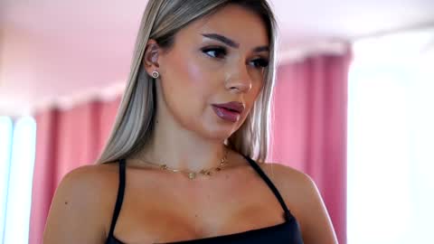 Snapshot of _arielle chatting on 01.14.25 Arielle online show from 01.14.25