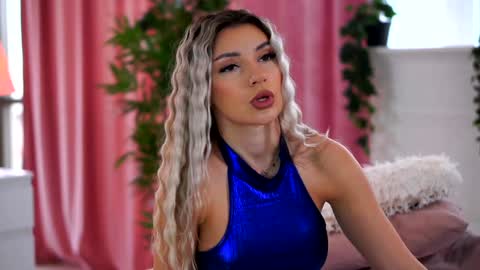 Snapshot of _arielle chatting on 01.15.25 Arielle online show from 01.15.25