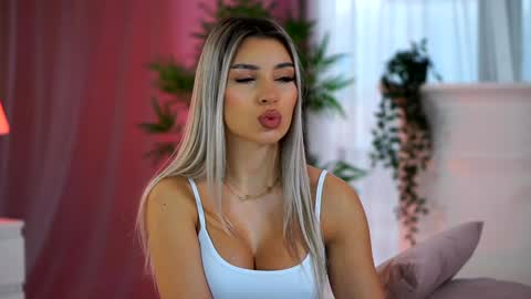 Snapshot of _arielle chatting on 01.22.25 Arielle online show from 01.22.25