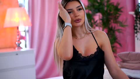 Snapshot of _arielle chatting on 02.04.25 Arielle online show from 02.04.25