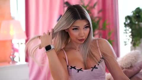 Snapshot of _arielle chatting on 02.11.25 Arielle online show from 02.11.25