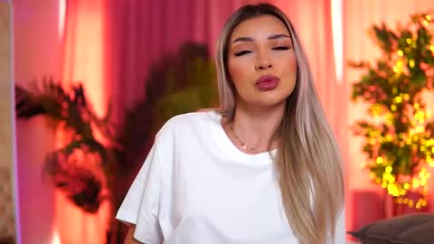 Snapshot of _arielle chatting on 02.12.25 Arielle online show from 02.12.25