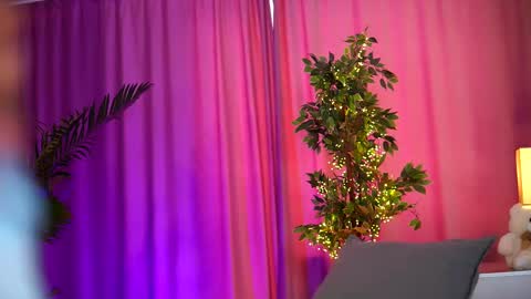 Snapshot of _arielle chatting on 02.16.25 Arielle online show from 02.16.25