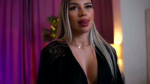 Snapshot of _arielle chatting on 02.18.25 Arielle online show from 02.18.25