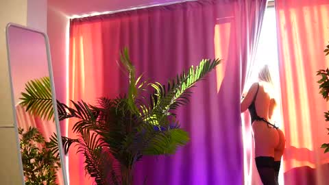 Snapshot of _arielle chatting on 02.20.25 Arielle online show from 02.20.25