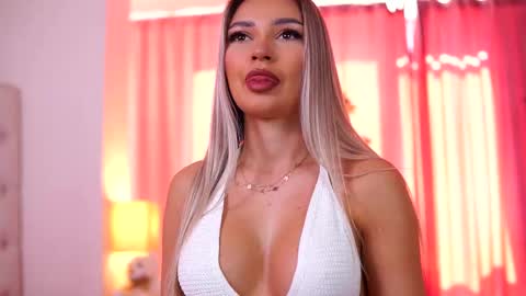 Snapshot of _arielle chatting on 03.04.25 Arielle online show from 03.04.25