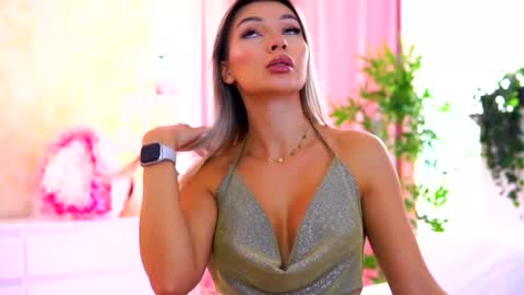 Snapshot of _arielle chatting on 09.30.25 Arielle online show from 09.30.25