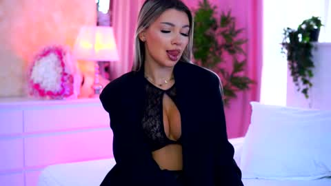 Snapshot of _arielle chatting on 10.02.25 Arielle online show from 10.02.25