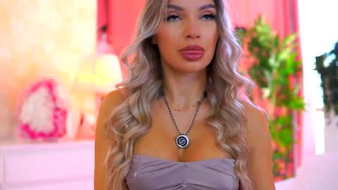 Snapshot of _arielle chatting on 10.10.25 Arielle online show from 10.10.25