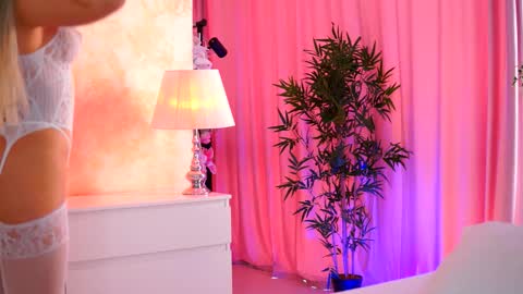 Snapshot of _arielle chatting on 10.25.25 Arielle online show from 10.25.25