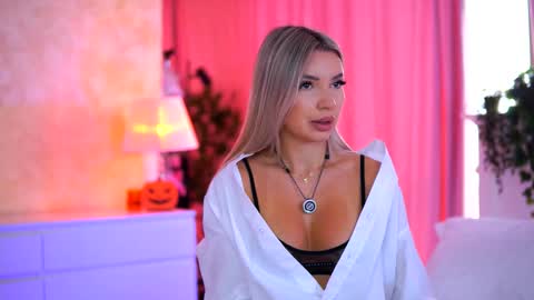 Snapshot of _arielle chatting on 11.17.25 Arielle online show from 11.17.25