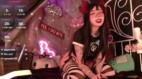 Snapshot of _babby_doll chatting on 11.08.25 Crystal online show from 11.08.25