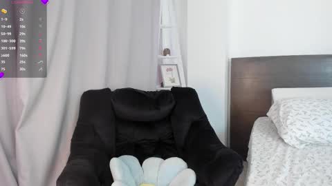 Snapshot of _bleuelune chatting on 09.19.25 Mary online show from 09.19.25