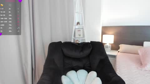 Snapshot of _bleuelune chatting on 10.27.25 Mary online show from 10.27.25