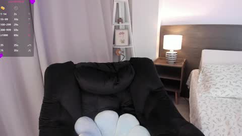 Snapshot of _bleuelune chatting on 04.25.26 Mary online show from 04.25.26